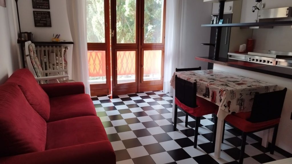Soggiorno luminoso con arredamento contemporaneo