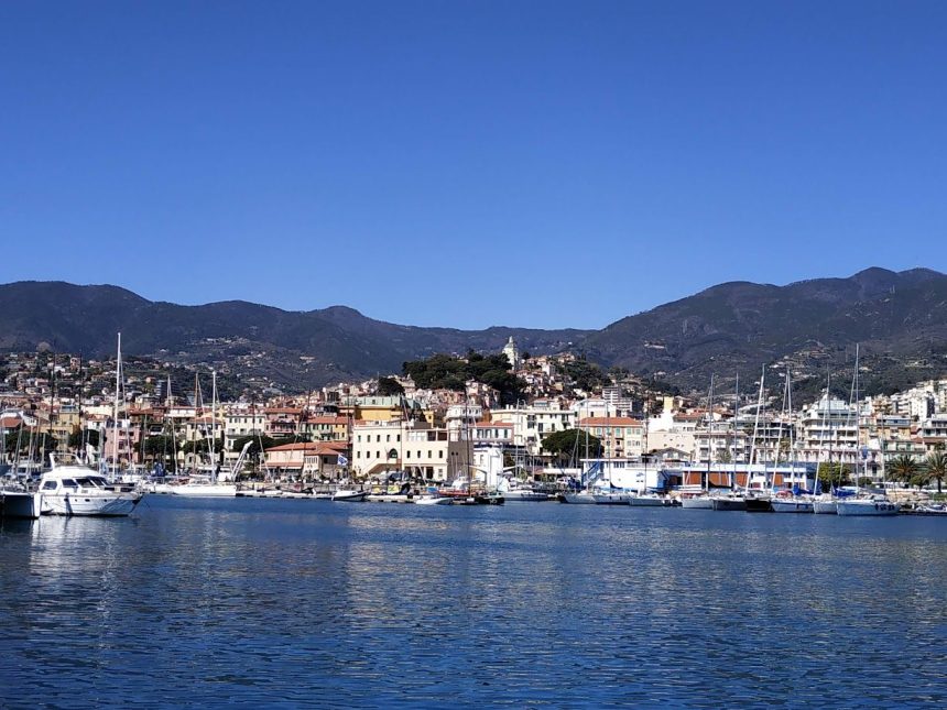 Vista aerea di Sanremo con il mare in lontananza