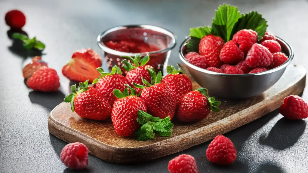 Irresistibile Ricetta Panna Cotta Vegana Perfetta! 4 Fragole fresche e lamponi pronti per la salsa