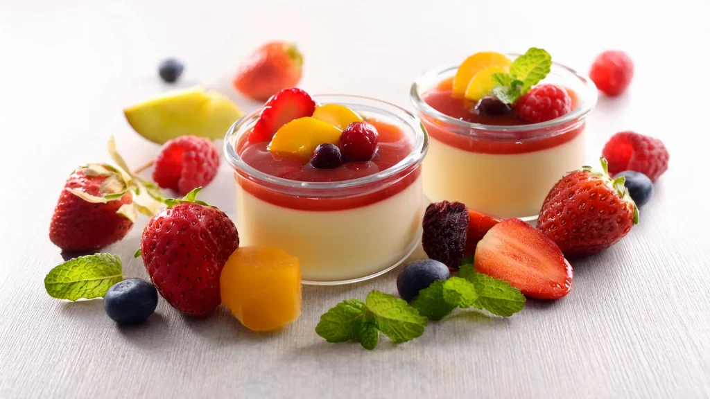 Irresistibile Ricetta Panna Cotta Vegana Perfetta! 6 Salsa di frutta fresca pronta per guarnire la panna cotta.