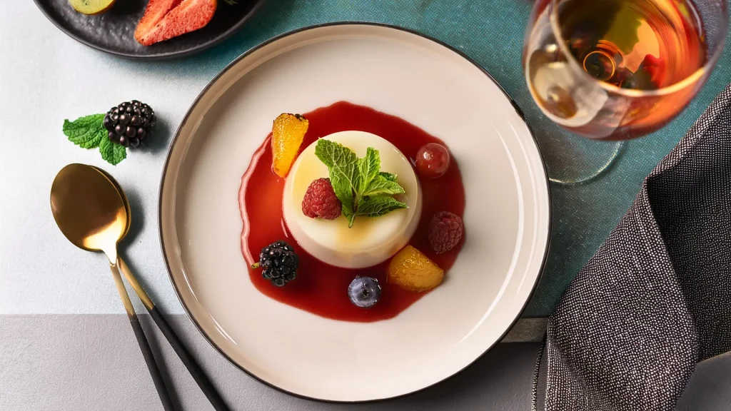 Irresistibile Ricetta Panna Cotta Vegana Perfetta! 8 Panna cotta vegana servita con salsa di frutta fresca.