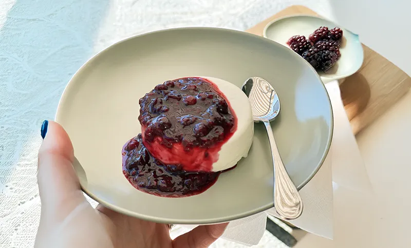 Irresistibile Ricetta Panna Cotta Vegana Perfetta! 1 Immagine della panna cotta vegana, cremosa e deliziosa, perfetta per intolleranze e dieta vegana