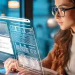 Persona che analizza un sito web su un laptop, rappresentando l'importanza di un sito ben progettato per aziende a Milano.